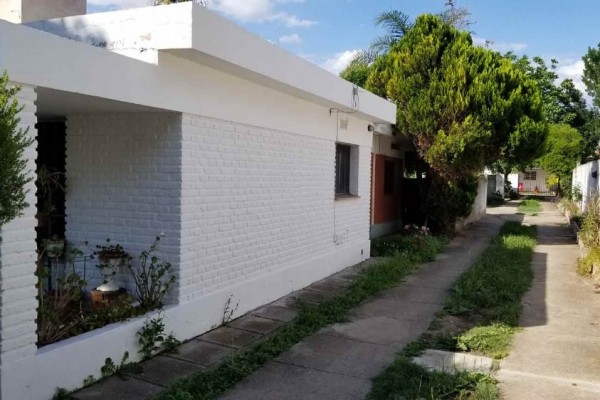 Casa con 2 departamentos con entrada independiente