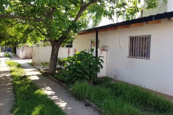 Casa con 2 departamentos con entrada independiente