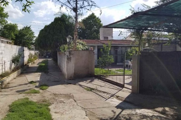 Casa con 2 departamentos con entrada independiente