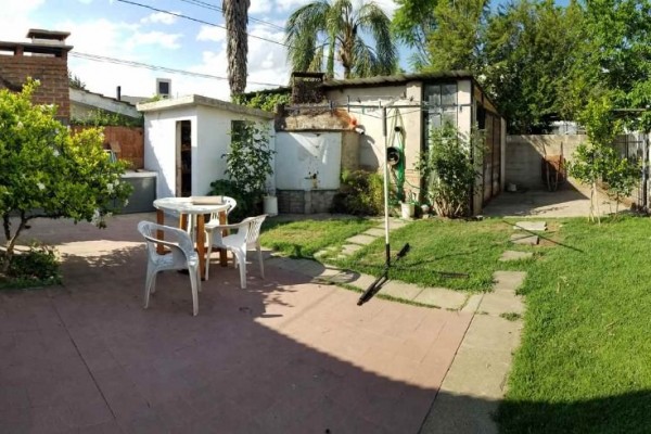 Casa con 2 departamentos con entrada independiente