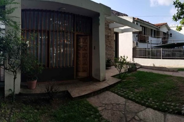 Casa centrica con departamento ideal para transformación para uso multiple comercial o profecional
