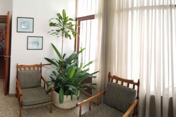Casa centrica con departamento ideal para transformación para uso multiple comercial o profecional