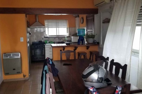 Casa centrica con departamento ideal para transformación para uso multiple comercial o profecional