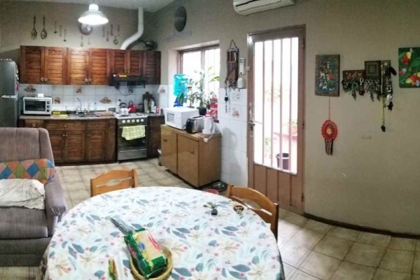 Casa centrica con departamento ideal para transformación para uso multiple comercial o profecional