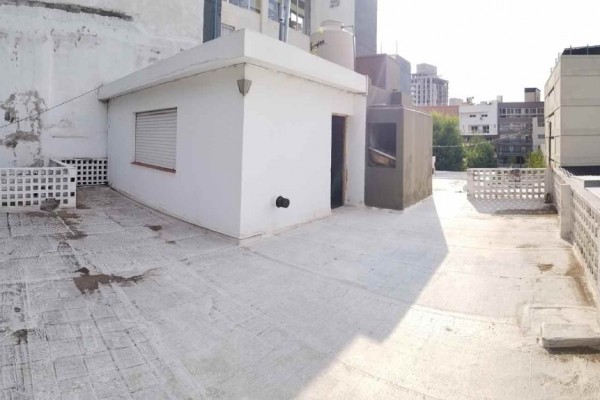 Casa centrica con departamento ideal para transformación para uso multiple comercial o profecional