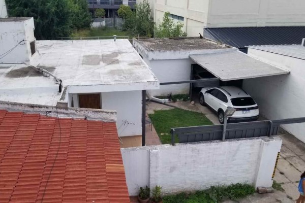 Casa centrica con departamento ideal para transformación para uso multiple comercial o profecional