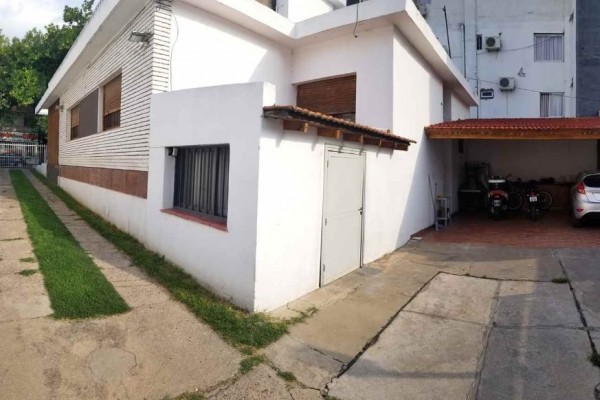Casa centrica con departamento ideal para transformación para uso multiple comercial o profecional
