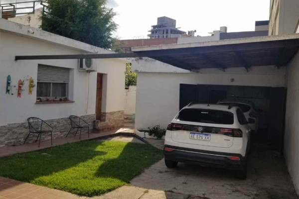 Casa centrica con departamento ideal para transformación para uso multiple comercial o profecional