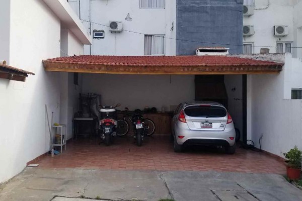 Casa centrica con departamento ideal para transformación para uso multiple comercial o profecional