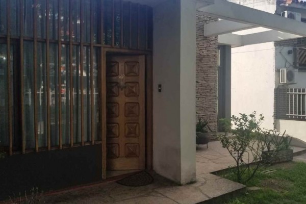 Casa centrica con departamento ideal para transformación para uso multiple comercial o profecional