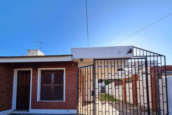 Casa interna de 2 dormitorios patio compartido cochera 1 vehiculo gas natural
