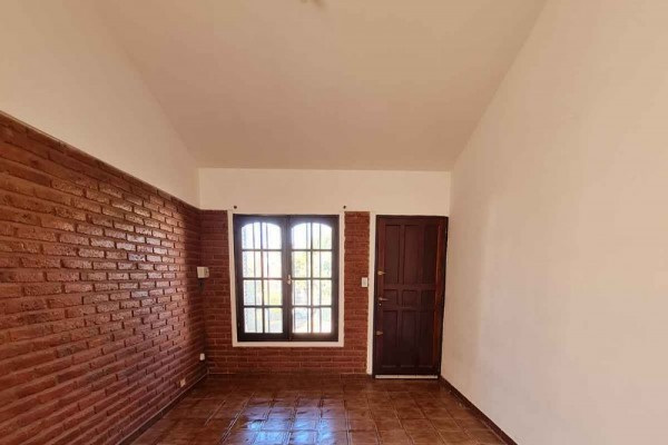 Casa interna de 2 dormitorios patio compartido cochera 1 vehiculo gas natural