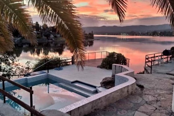 Complejo 3 deptos con costa al lago y pileta