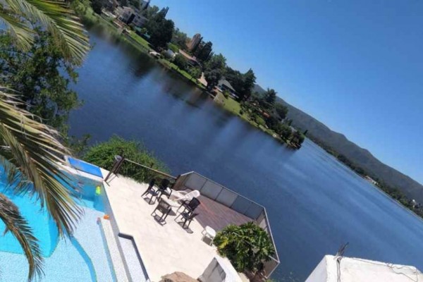 Complejo 3 deptos con costa al lago y pileta
