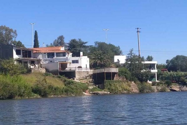 Complejo 3 deptos con costa al lago y pileta