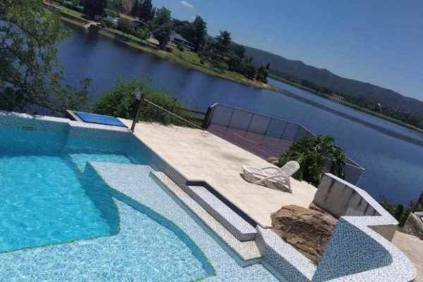 Complejo 3 deptos con costa al lago y pileta
