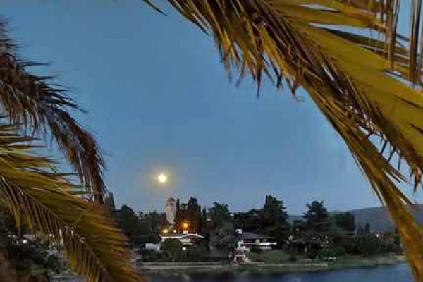Complejo 3 deptos con costa al lago y pileta