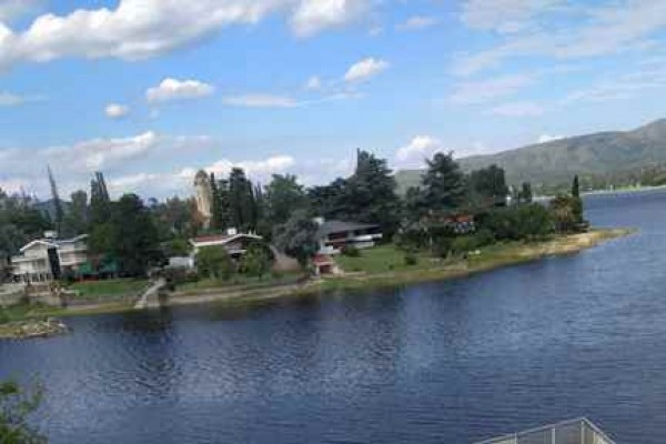 Complejo 3 deptos con costa al lago y pileta