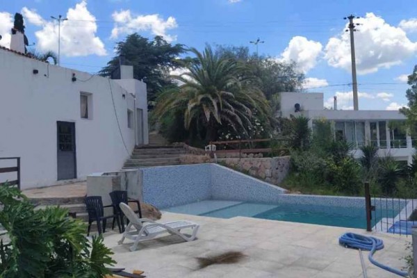 Complejo 3 deptos con costa al lago y pileta