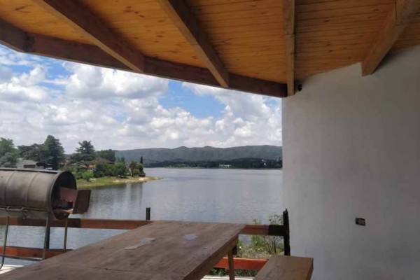 Complejo 3 deptos con costa al lago y pileta