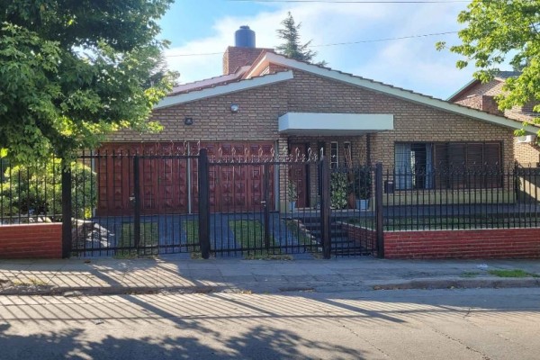 Casa sobre calle Alem 3 dormitorios Suit cochera doble, Parque Pileta 