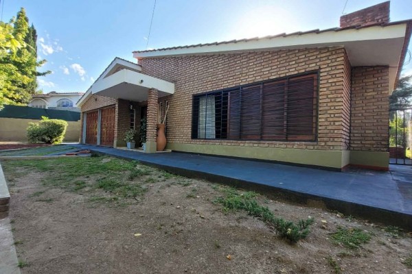 Casa sobre calle Alem 3 dormitorios Suit cochera doble, Parque Pileta 