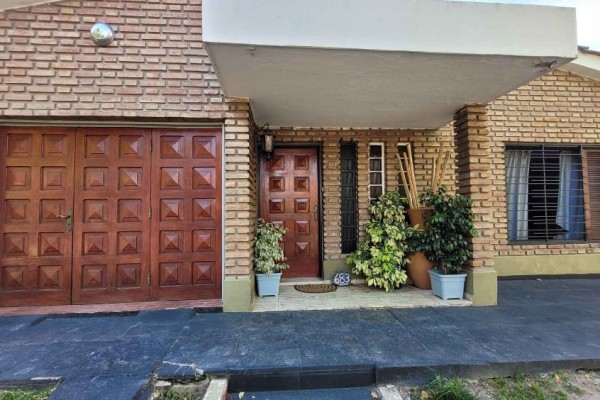Casa sobre calle Alem 3 dormitorios Suit cochera doble, Parque Pileta 