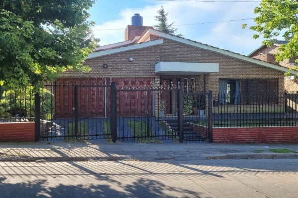 Casa sobre calle Alem 3 dormitorios Suit cochera doble, Parque Pileta 