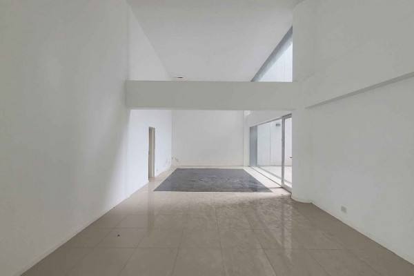 Local galería edificio Civis 80m2 aprox doble altura