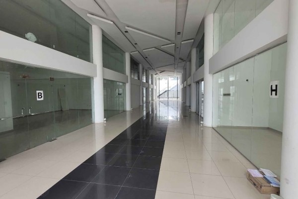 Local galería edificio Civis 80m2 aprox doble altura