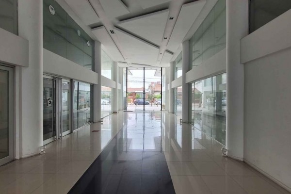 Local galería edificio Civis 80m2 aprox doble altura