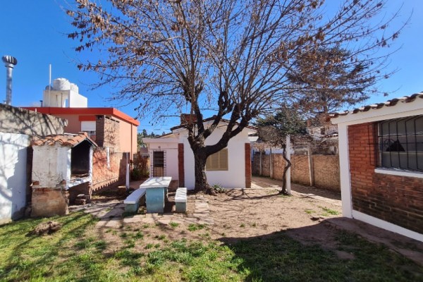 CASA 2 DORMITORIOS  - Calle O. Andrade - B° LOS MANANTIALES