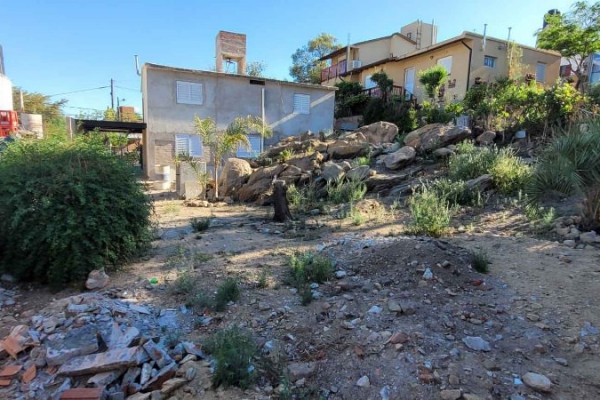 Inmueble con dos departamentos independientes de 2 dormitorios y uno respectivamente