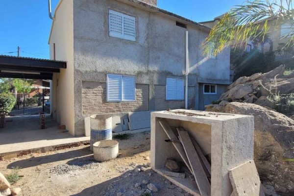 Inmueble con dos departamentos independientes de 2 dormitorios y uno respectivamente