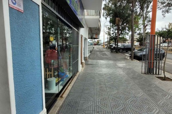 Amplio Local Sobre Colectora Av. San Martin ex Inmobiliaria Picatto