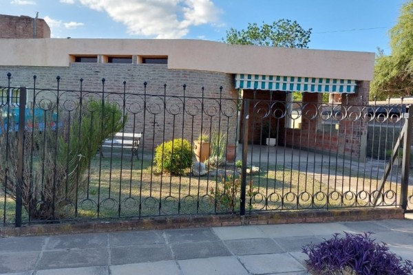 CASA EN VENTA - 3 DORMITORIOS - EXELENTE UBICACION CON RAPIDA SALIDA A LA AUTOPISTA 
