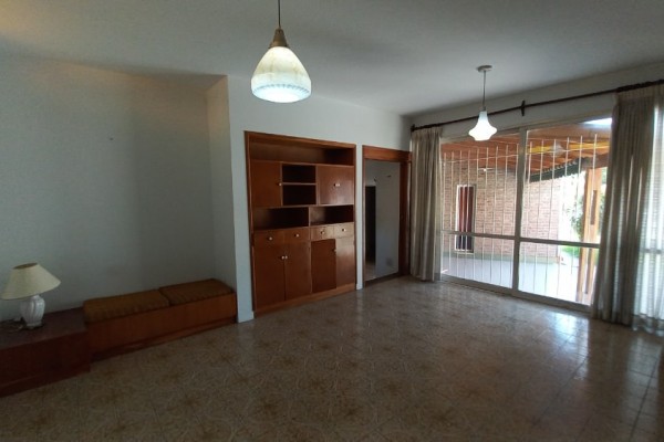 CASA EN VENTA - 3 DORMITORIOS - EXELENTE UBICACION CON RAPIDA SALIDA A LA AUTOPISTA 