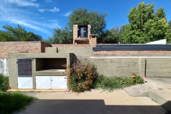 CASA EN VENTA - 3 DORMITORIOS - EXELENTE UBICACION CON RAPIDA SALIDA A LA AUTOPISTA 