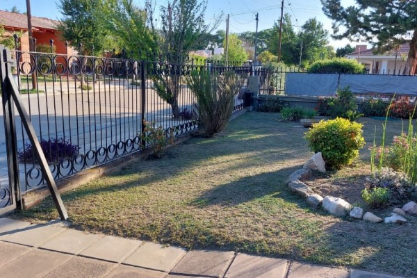 CASA EN VENTA - 3 DORMITORIOS - EXELENTE UBICACION CON RAPIDA SALIDA A LA AUTOPISTA 