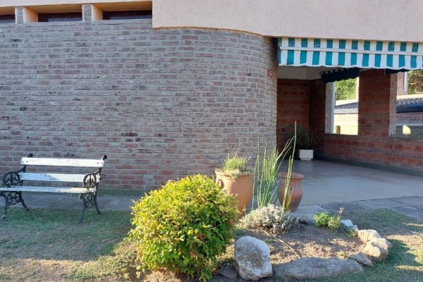 CASA EN VENTA - 3 DORMITORIOS - EXELENTE UBICACION CON RAPIDA SALIDA A LA AUTOPISTA 