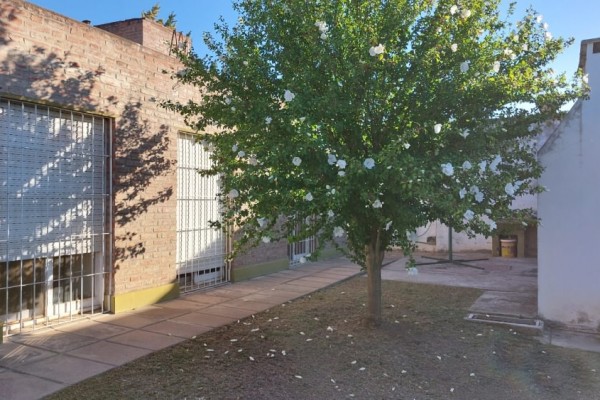 CASA EN VENTA - 3 DORMITORIOS - EXELENTE UBICACION CON RAPIDA SALIDA A LA AUTOPISTA 
