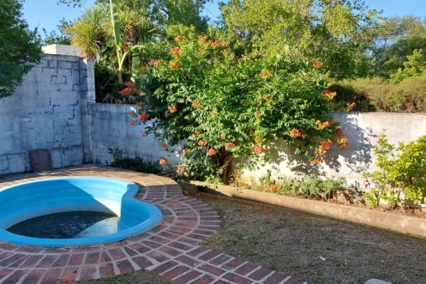 CASA EN VENTA - 3 DORMITORIOS - EXELENTE UBICACION CON RAPIDA SALIDA A LA AUTOPISTA 