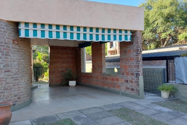 CASA EN VENTA - 3 DORMITORIOS - EXELENTE UBICACION CON RAPIDA SALIDA A LA AUTOPISTA 