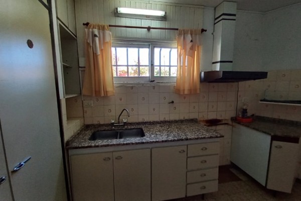 CASA EN VENTA - 3 DORMITORIOS - EXELENTE UBICACION CON RAPIDA SALIDA A LA AUTOPISTA 