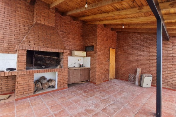 hermosa casa centrica 2 dormitorios, 2 baños, garaje  amplio estar comedor, amplia cocina comedor, quincho con asador, pileta