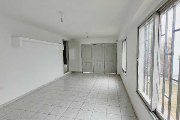 hermosa casa centrica 2 dormitorios, 2 baños, garaje  amplio estar comedor, amplia cocina comedor, quincho con asador, pileta