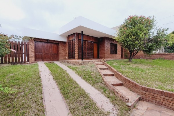 hermosa casa centrica 2 dormitorios, 2 baños, garaje  amplio estar comedor, amplia cocina comedor, quincho con asador, pileta
