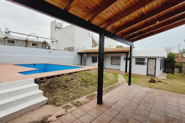 hermosa casa centrica 2 dormitorios, 2 baños, garaje  amplio estar comedor, amplia cocina comedor, quincho con asador, pileta