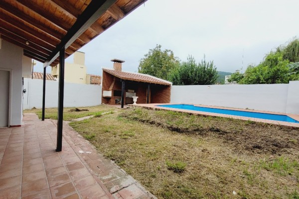 hermosa casa centrica 2 dormitorios, 2 baños, garaje  amplio estar comedor, amplia cocina comedor, quincho con asador, pileta