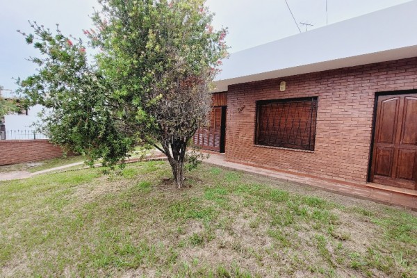 hermosa casa centrica 2 dormitorios, 2 baños, garaje  amplio estar comedor, amplia cocina comedor, quincho con asador, pileta